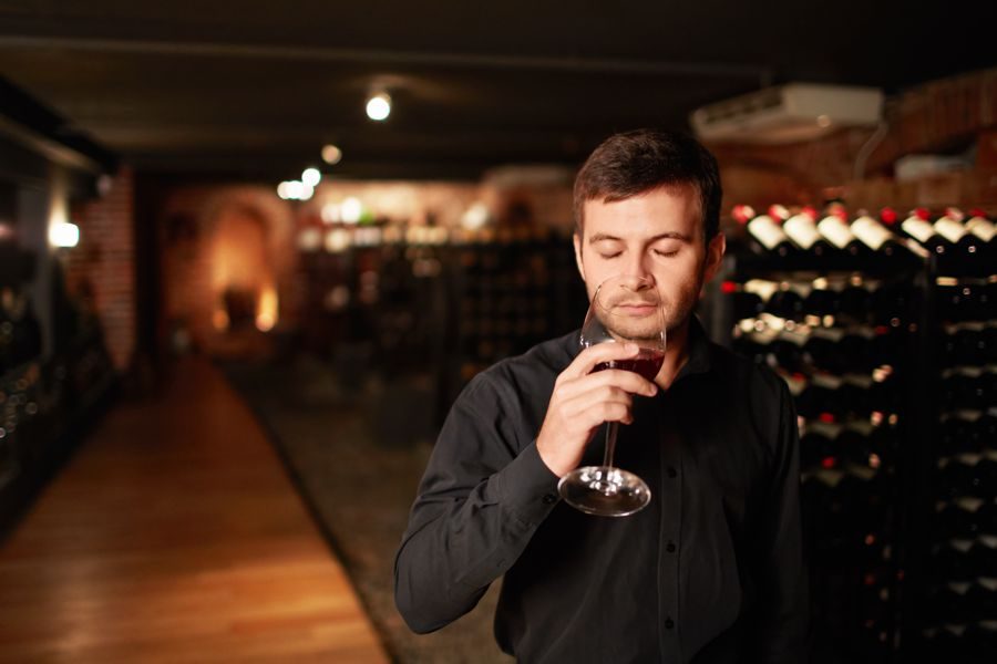 Sommelier dans sa cave à vin